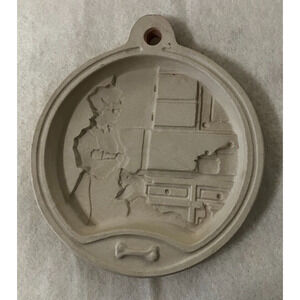 SASSAFRAS SUPERSTONE VINTAGE 1993 COOKIE MOLD - OLD MOTHER HUBBARD